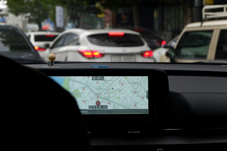 Map pin with car icon hovering over a U.S. city